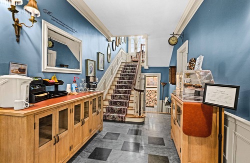 Congdon Park Casa | AG Thomson Suite w/ King Bed & Sauna