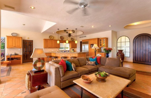 Cabo San Lucas Villa | Agave Azul es un excelente alquiler con vista al mar y al golf perfecto para grupos y familias