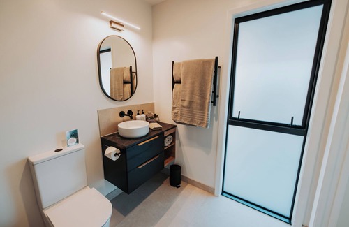 Mangawhai Cama Y Desayuno | Ahuru House a touch of luxury - Tui Room