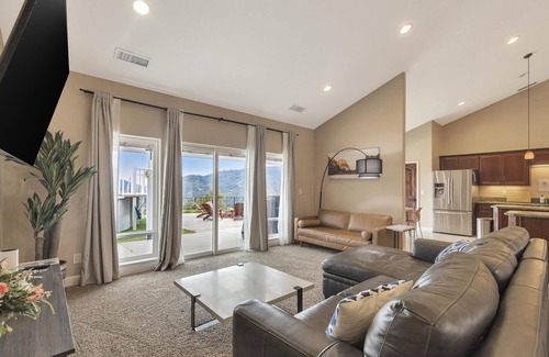 Ahwahnee Casa | Ahwahnee Hilltop Getaway - large modern home with amazing views