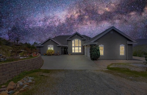 Ahwahnee Casa | Ahwahnee Hilltop Getaway - large modern home with amazing views