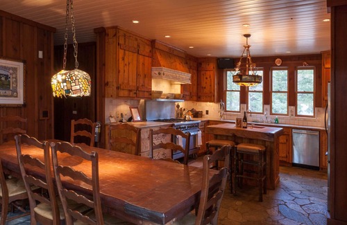 Tahoma Casa | Diseño inspirado en el hotel Ahwahnee en Homewood