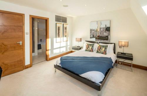 Queen's Gate Villa | -Air con- Luxury Townhouse - High St Kensington!