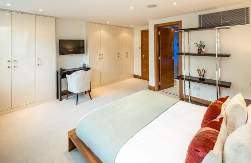 Queen's Gate Villa | -Air con- Luxury Townhouse - High St Kensington!