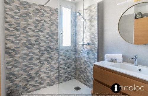 Saint-Laurent-du-Var Apartamento | Air-conditioned apartment facing the port of Saint Laurent with 2 bedrooms