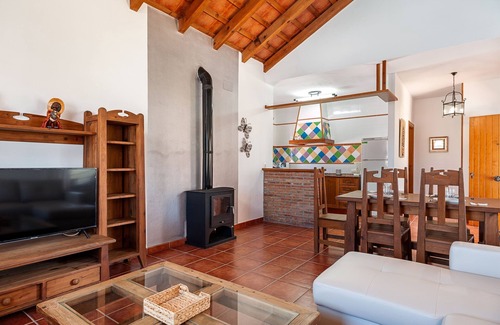 Zahora Casa | Casa de vacaciones con aire acondicionado, patio, piscina, Wi-Fi y césped