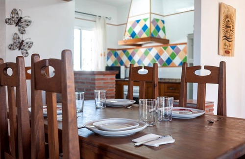 Zahora Casa | Casa de vacaciones con aire acondicionado, patio, piscina, Wi-Fi y césped