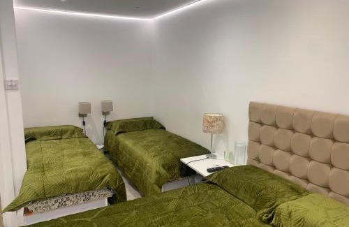 Yeading Cama Y Desayuno | Air Conditioned Modern Double Bed Room with Private Attached Bathroom - FREE Parking - Near London Heathrow Airport & Southall Broadway
