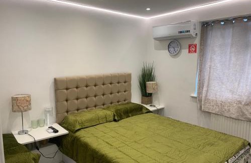 Yeading Cama Y Desayuno | Air Conditioned Modern Double Bed Room with Private Attached Bathroom - FREE Parking - Near London Heathrow Airport & Southall Broadway