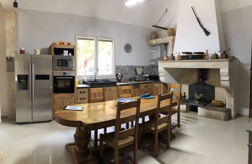 Beaucaire Casa | Air-conditioned Provencal farmhouse in Beaucaire, Gard, with games room and heated pool.