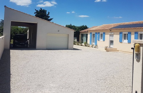 Boulbon Villa | Air-conditioned villa with swimming pool in a small Provençal village