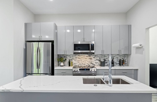 Edgewood Casa | Airbnb.com/p/DesignedByDom - Over 450 Five Star Reviews