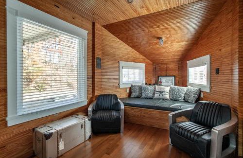 Knoxville Casa | Airplane Filling Station -Unique Stay in Knoxville