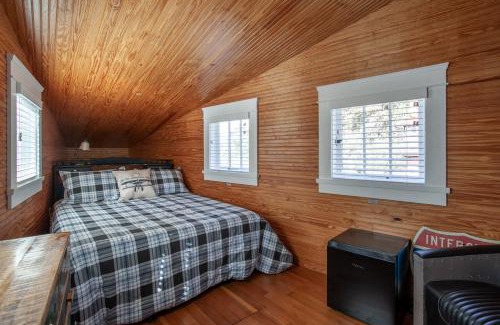 Knoxville Casa | Airplane Filling Station -Unique Stay in Knoxville