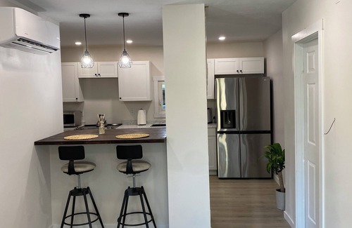 Coraopolis Casa | Airport bungalow