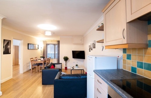 Stansted Apartamento | Airport Snug -2BR -WiFi -Parking