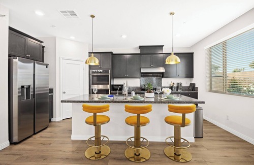 Ontario Casa | Airport/New/Clean/Large Space/King Bed/3 TVS
