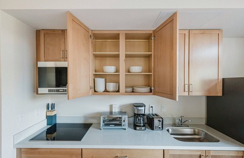 South Berkeley Apartamento | Airy Berkeley Studio w/ W/D & A/C, nr Cafes & Bakeries, by Blueground