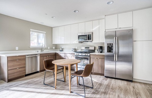 Campbell Apartamento | Airy Campbell 1BR w/ Gym, Pool & Hot Tub, walk to WF & TJ, by Blueground