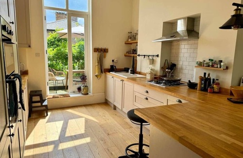 Hillrise Apartamento | Airy hillside flat with views