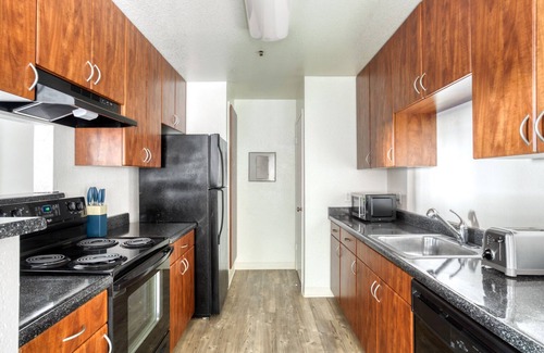 Shoreline West Apartamento | Airy Mountain View 1BR w/ Pool, Gym & W/D, near Target, by Blueground