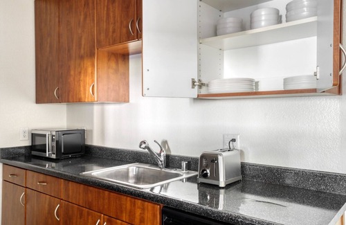 Shoreline West Apartamento | Airy Mountain View 1BR w/ Pool, Gym & W/D, near Target, by Blueground