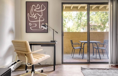 Shoreline West Apartamento | Airy Mountain View 1BR w/ Pool, Gym & W/D, near Target, by Blueground