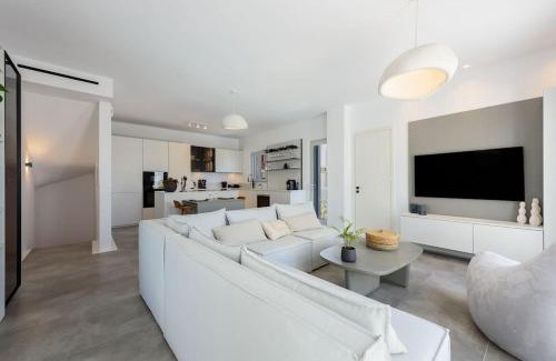 Ampelas Villa | Akoya Pearl Villa - Sea Front