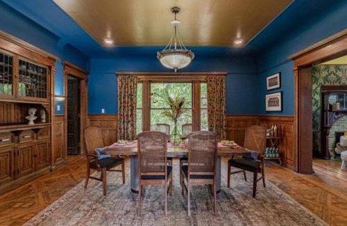 Highland Square Casa | Akrons Werner House Historic 4 Bedroom Luxury