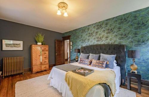 Highland Square Casa | Akrons Werner House Historic 4 Bedroom Luxury