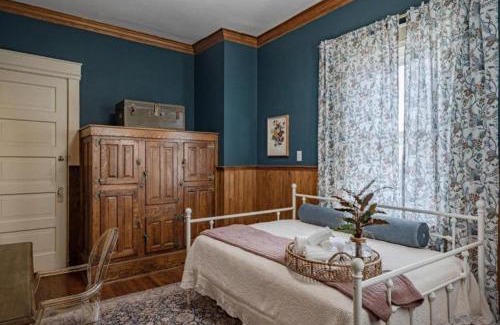 Highland Square Casa | Akrons Werner House Historic 4 Bedroom Luxury