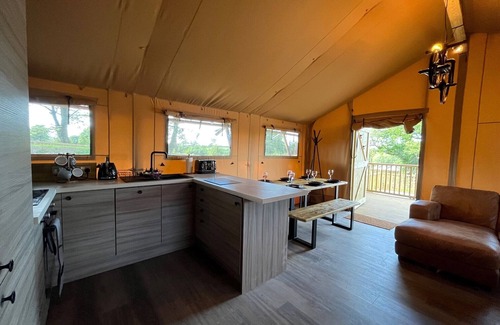 Tenby Alquiler De RV | Aladdin Safari Tent