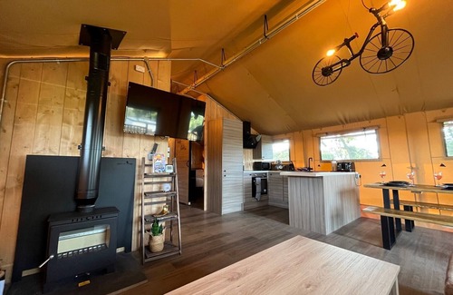 Tenby Alquiler De RV | Lujoso-Tienda de campaña-Bañera de hidromasaje-Vista al Jardín