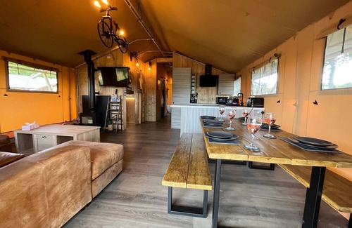 Tenby Alquiler De RV | Lujoso-Tienda de campaña-Bañera de hidromasaje-Vista al Jardín