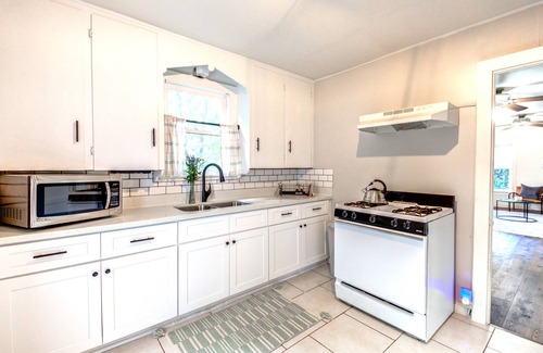 San Marcos Casa | ALAMO HAUS: Quiet Neighborhood, Cozy Charm, Walk to TXST, Fenced Yard, Clean!