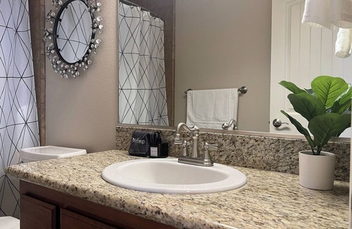 Redding Casa | Alana House - 5BR with hot tub, close to Bethel, Simpson U, shopping & more!