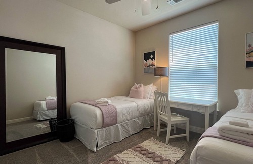 Redding Casa | Alana House - 5BR with hot tub, close to Bethel, Simpson U, shopping & more!