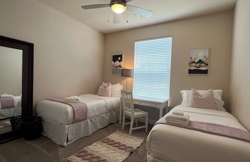 Redding Casa | Alana House - 5BR with hot tub, close to Bethel, Simpson U, shopping & more!