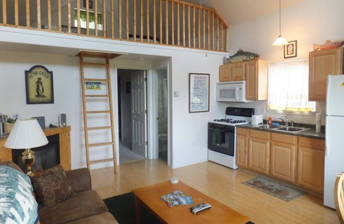 Wasilla Cabina | suite de cabina de Alaska Creekside Cabins- w / una vista!