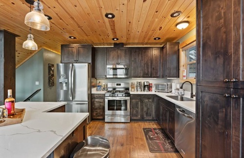 Island Park Apartamento | Alaskan Moose Lodge | Yellowstone + Hot Tub, Fire Pit & AC