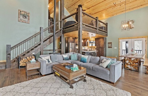 Island Park Apartamento | Alaskan Moose Lodge | Yellowstone + Hot Tub, Fire Pit & AC