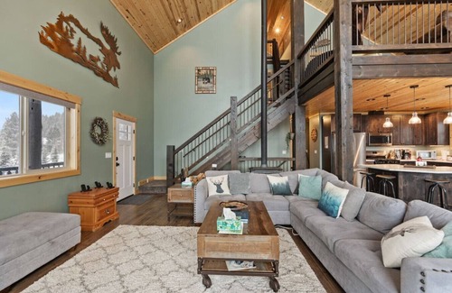 Island Park Apartamento | Alaskan Moose Lodge | Yellowstone + Hot Tub, Fire Pit & AC