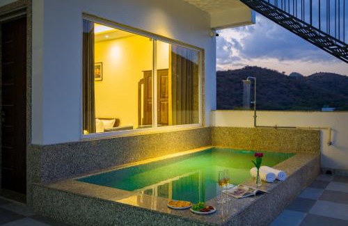 Udaipur Apartamento | Alaya Stays Kasturi Villa - Pet Friendly 6 BHK with Plunge Pool