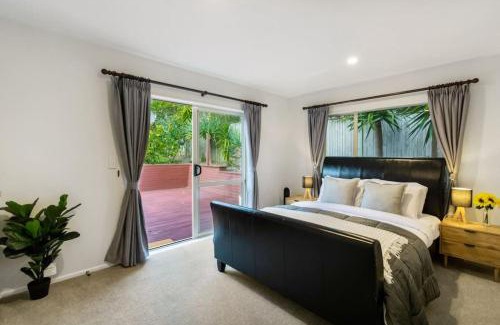 Fairview Heights Casa | Albany Bolthole with Queen Beds and Kitchenette