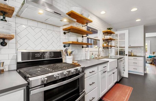 Concordia Apartamento | Alberta Arts w/ Hot Tub & Yoga Studio!