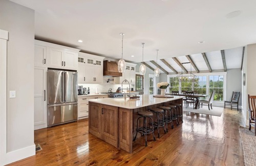 Stowe Hollow Casa | Alces Lodge: 5 br luxury new build, pond, firepit, a/c, 2 fireplaces, close to town