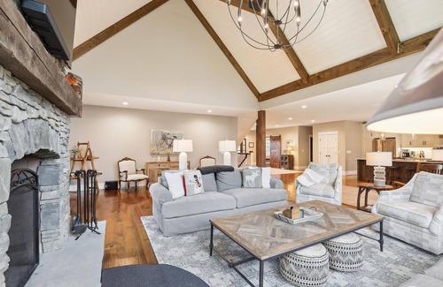 Stowe Hollow Casa | Alces Lodge: 5 br luxury new build, pond, firepit, a/c, 2 fireplaces, close to town