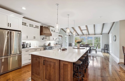 Stowe Hollow Casa | Alces Lodge: 5 br luxury new build, pond, firepit, a/c, 2 fireplaces, close to town