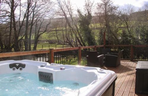 Hopton Castle Casa | Alder River Lodge Clun Valley Luxury Hot Tub Break