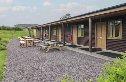 Cowbridge Cabaña | ALDER, romantic, country holiday cottage, with a garden in Cowbridge
